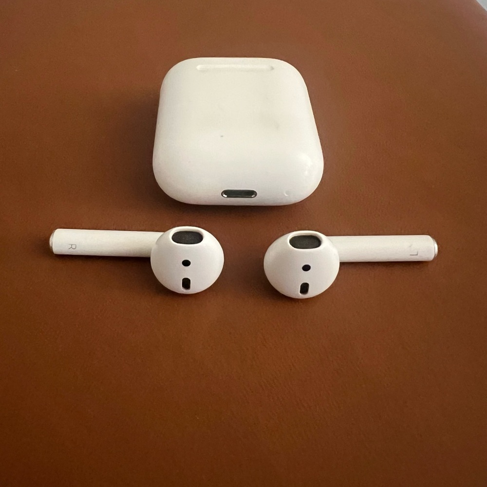 Genuine Apple AirPods 2nd Generation AirPods w/Charging Case